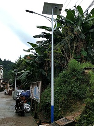 广西柳州：太阳能路灯照亮农村